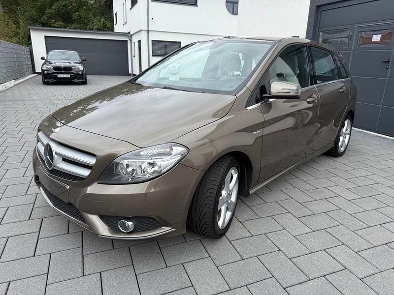 Grau Gebraucht 2013 Mercedes B180 Van / Kleinbus | 11.000 € (Guter Preis) - Bild 1/4
