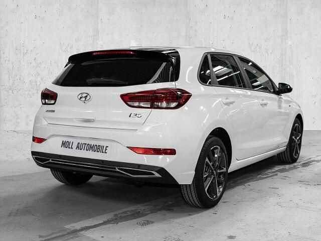 Gebraucht Hyundai i30 Advantage 120 PS (88 kW) 2024 Atlas white Limousine