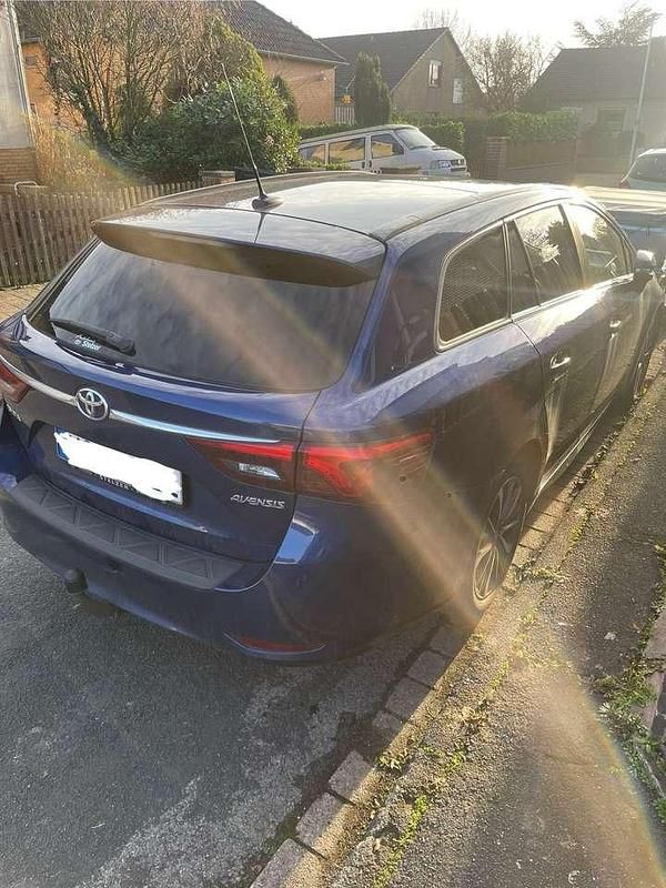 Gebraucht Toyota Avensis Business Edition 147 PS (108 kW) 2016 Blau Kombi