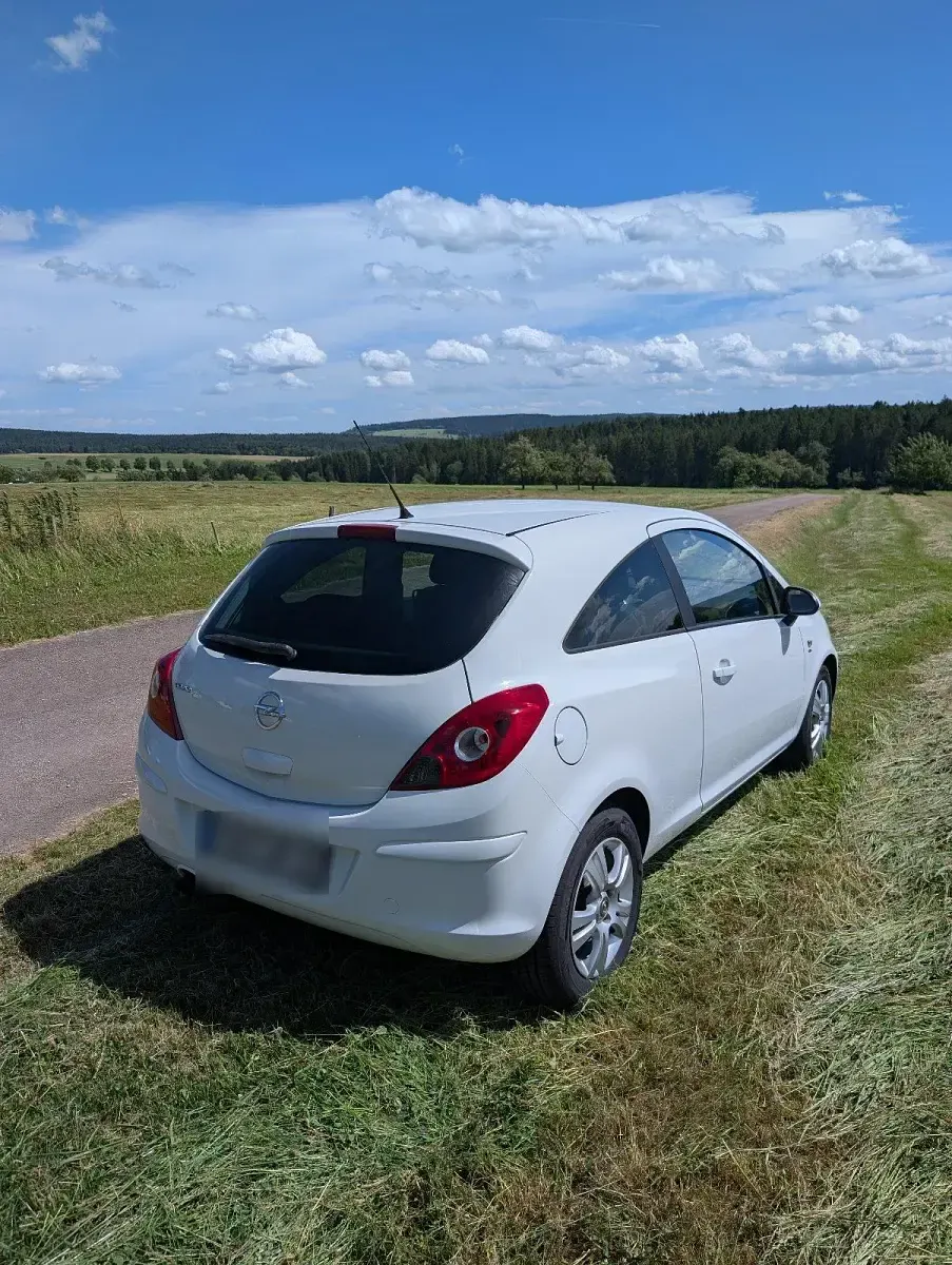 Gebraucht Opel Corsa Edition 101 PS (74 kW) 2011 Weiß Kleinwagen