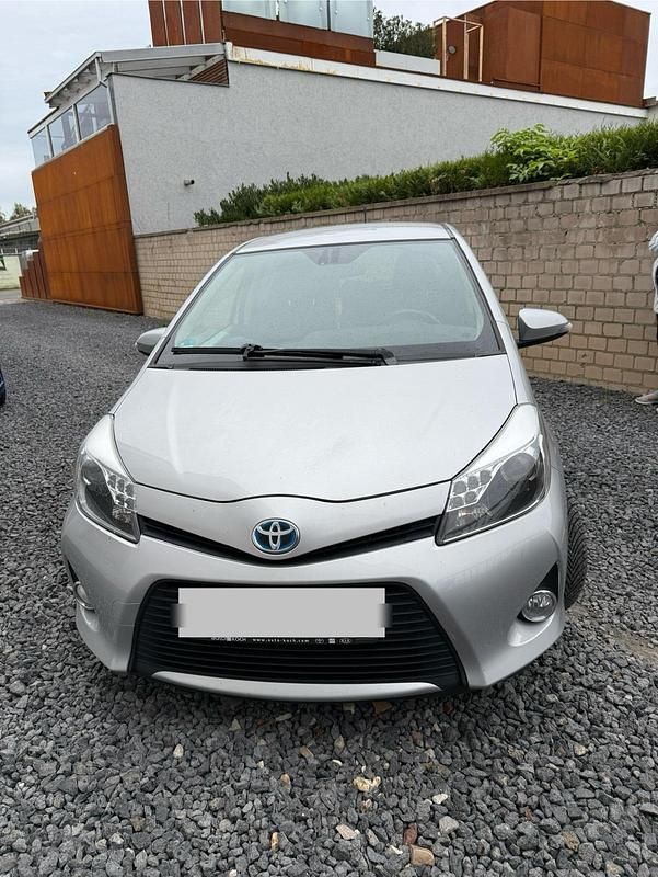 Silber Gebraucht 2014 Toyota Yaris Hybrid Kleinwagen | 9.900 € (Fairer Preis) - Bild 1/4