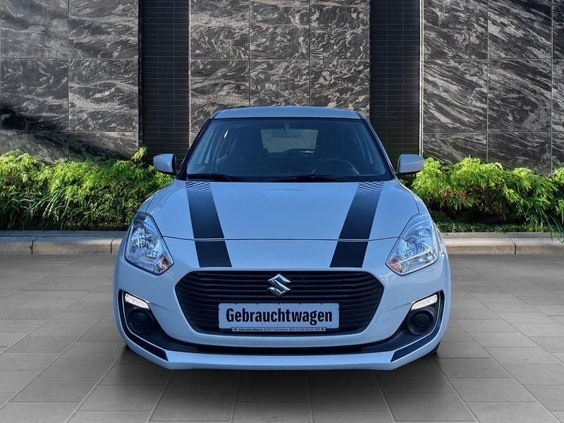 Gebraucht Suzuki Swift Club 90 PS (66 kW) 2017 Weiß Kleinwagen