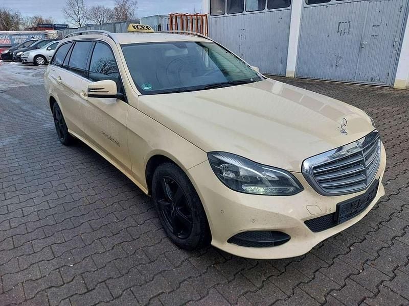 Gebraucht Mercedes E220 170 PS (125 kW) 2016 Hellelfenbein Kombi