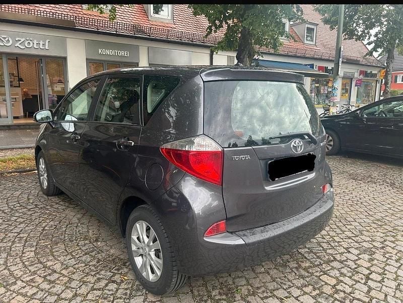 Gebraucht Toyota Verso-S 99 PS (72 kW) 2011 Grau Van / Kleinbus