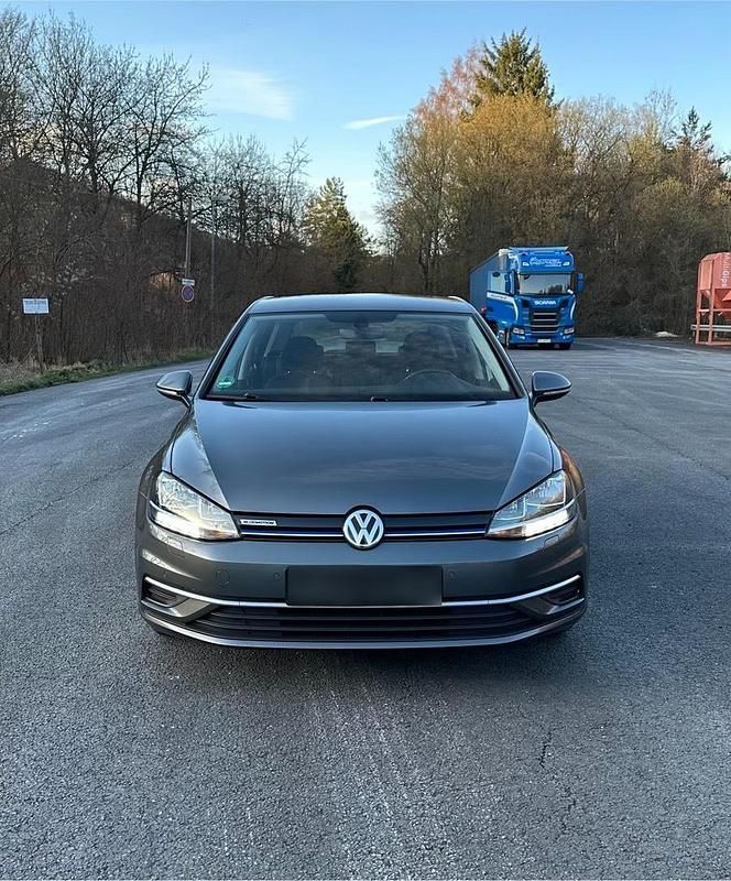 Gebraucht VW Golf VII 131 PS (96 kW) 2019 Grau Kleinwagen