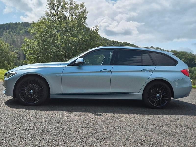 Blau Gebraucht 2013 BMW 320 Kombi | 13.499 € (Teuer) - Bild 1/4