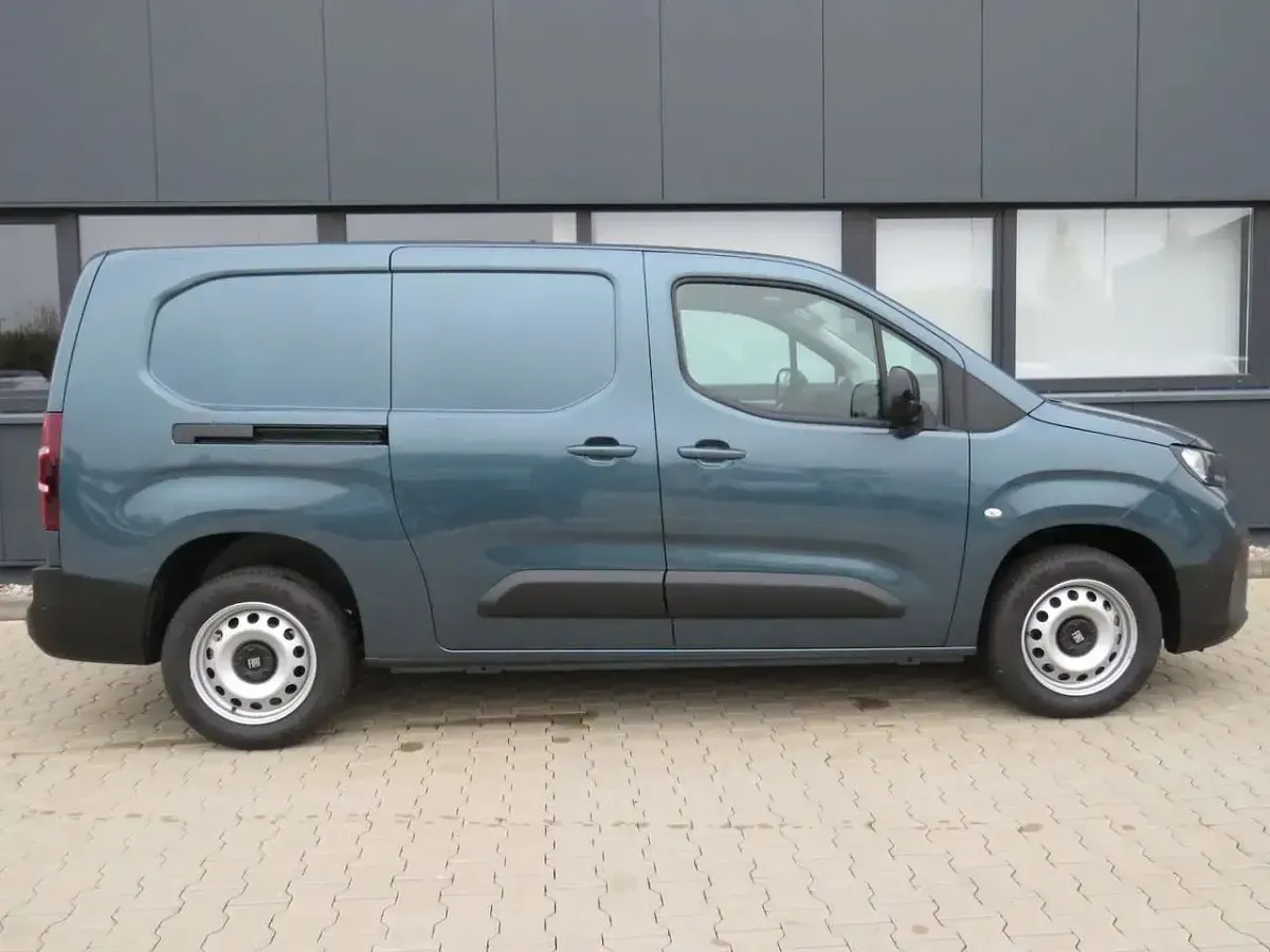 Neu Fiat Doblò 131 PS (96 kW) 2026 Blau Van / Kleinbus