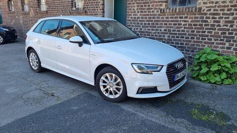 Weiß Gebraucht 2018 Audi A3 Sportback e-tron Kleinwagen | 17.500 € (Fairer Preis) - Bild 1/4