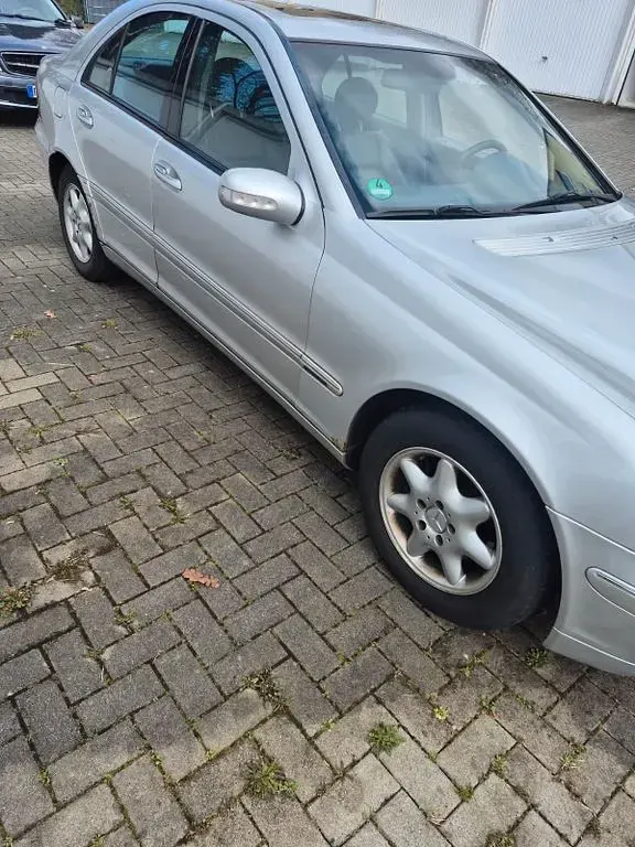 Gebraucht Mercedes 200 116 PS (85 kW) 2002 Silber Limousine