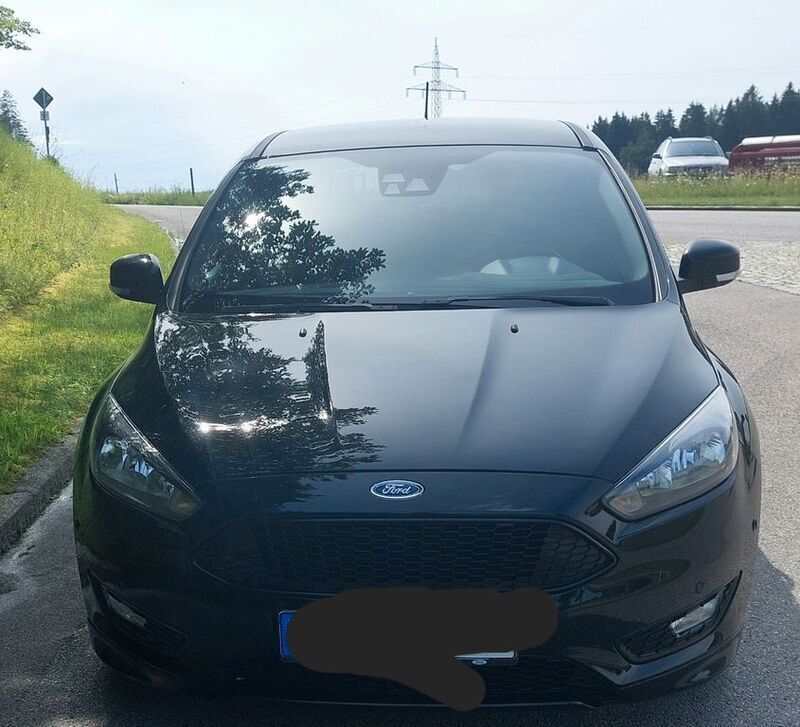 Schwarz Gebraucht 2018 Ford Focus ST-Line Limousine | 11.400 € (Superpreis) - Bild 1/4