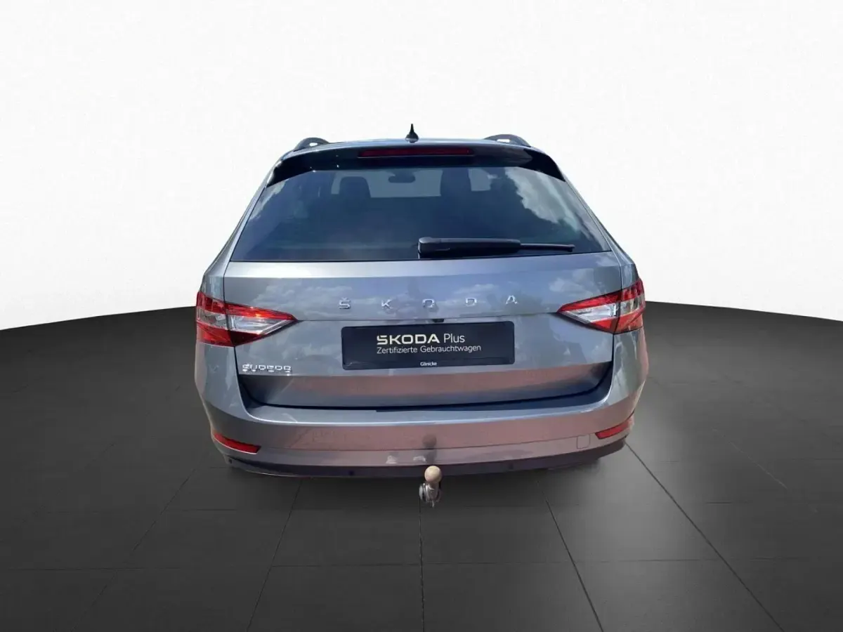 Gebraucht Skoda Superb Ambition 150 PS (110 kW) 2023 Graphitegrau metallic Kombi