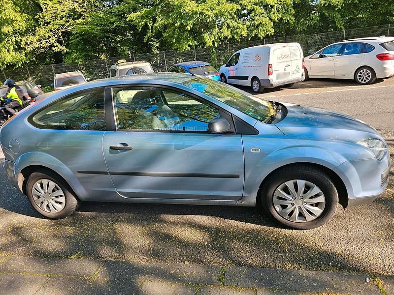 Second-hand Ford Focus 101 CP (74 kW) 2005 Albastru Berlinǎ