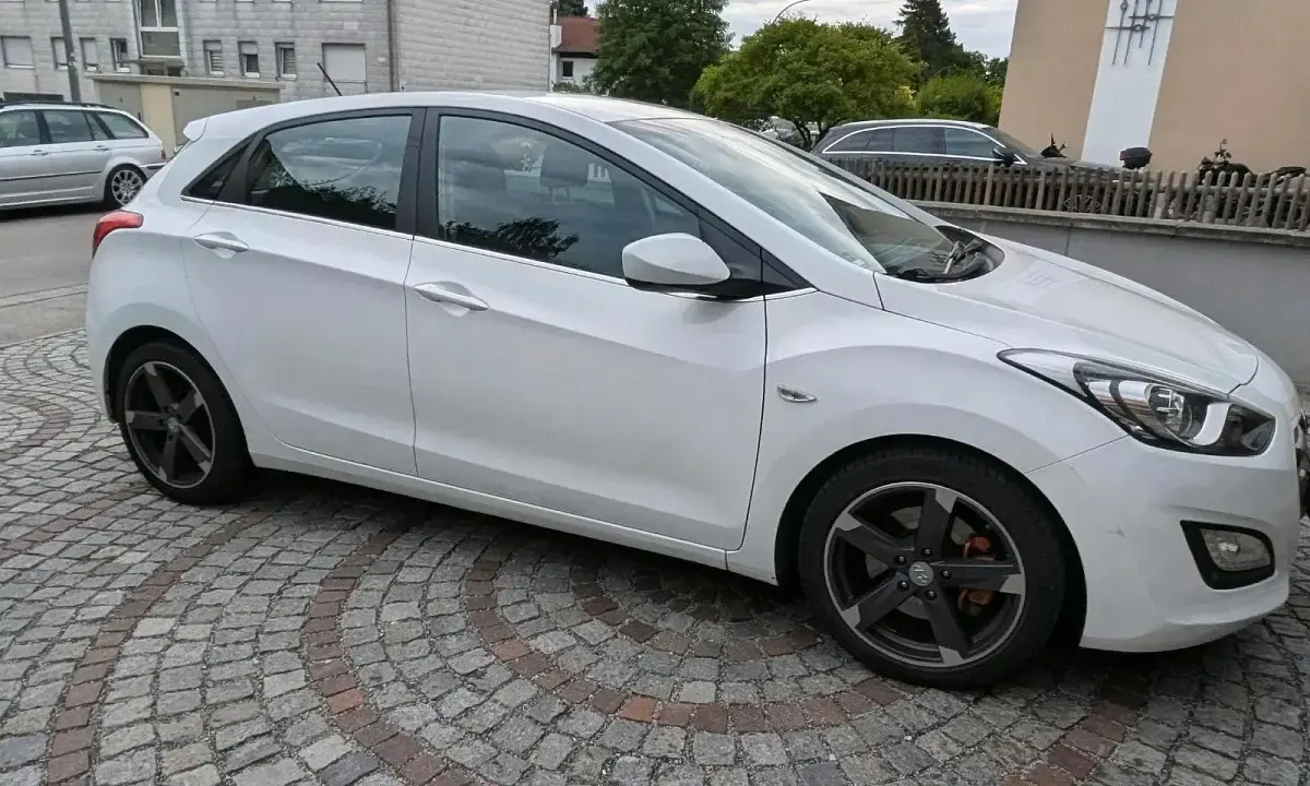Gebraucht Hyundai i30 110 PS (80 kW) 2015 Weiß Limousine