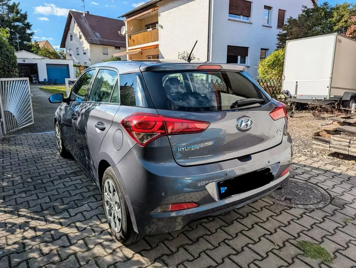 Gebraucht Hyundai i20 84 PS (61 kW) 2017 Blau Kleinwagen