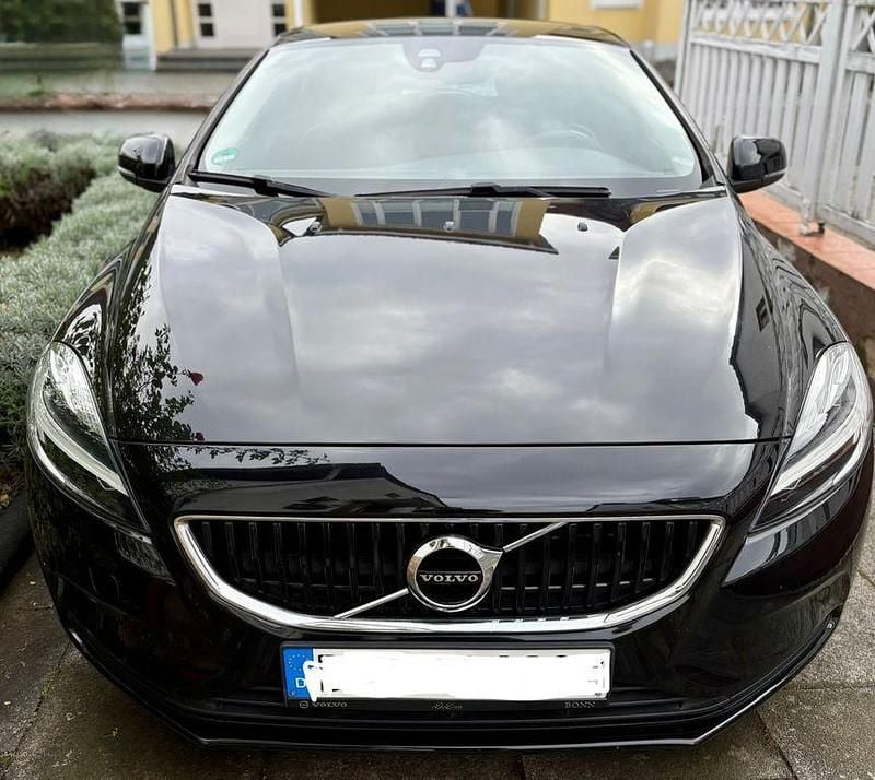 Schwarz Gebraucht 2018 Volvo V40 Momentum Kombi | 16.499 € (Fairer Preis) - Bild 1/4