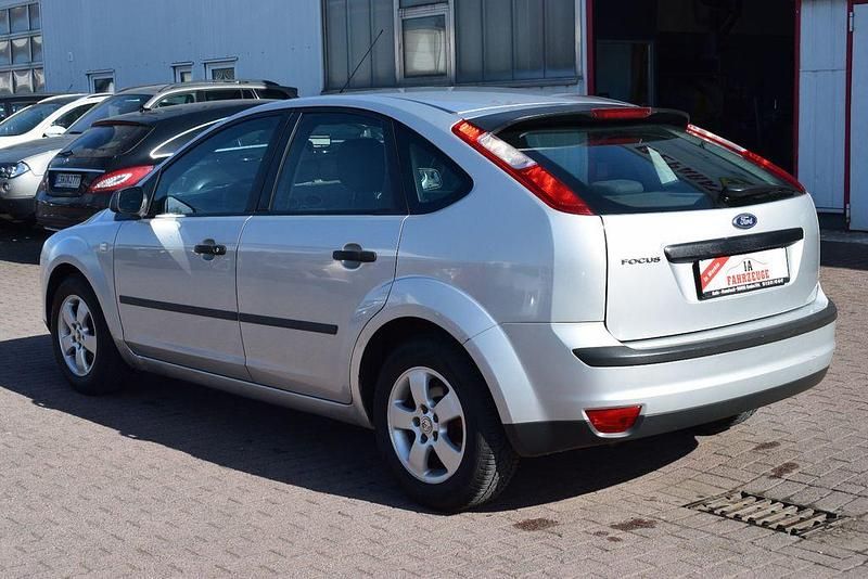 Gebraucht Ford Focus Trend 101 PS (74 kW) 2005 Silber Limousine