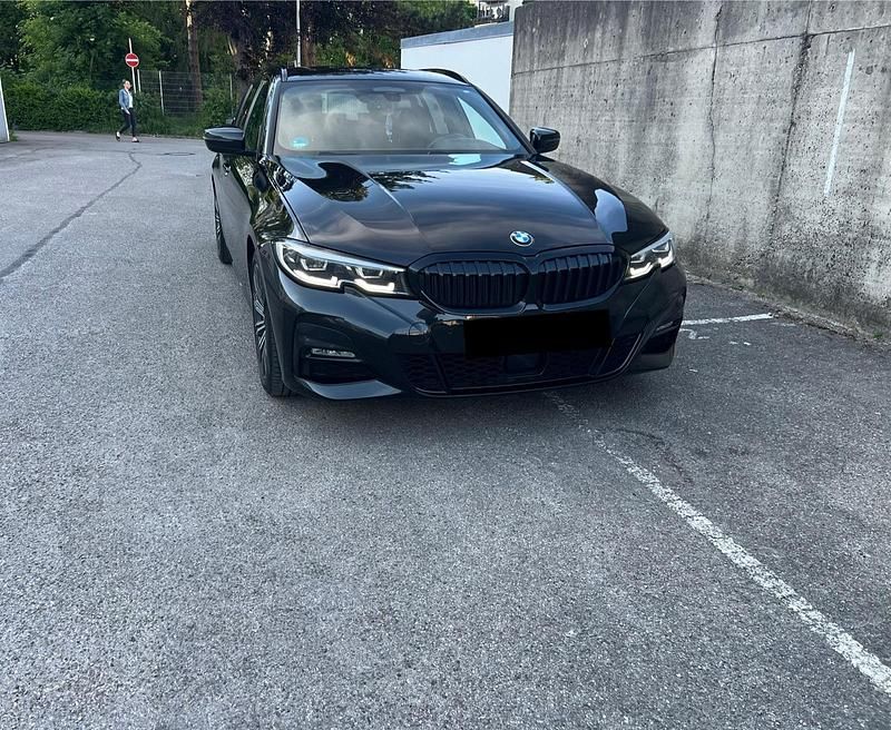 Schwarz Gebraucht 2020 BMW 330 M Sport Kombi | 29.999 € (Superpreis) - Bild 1/4