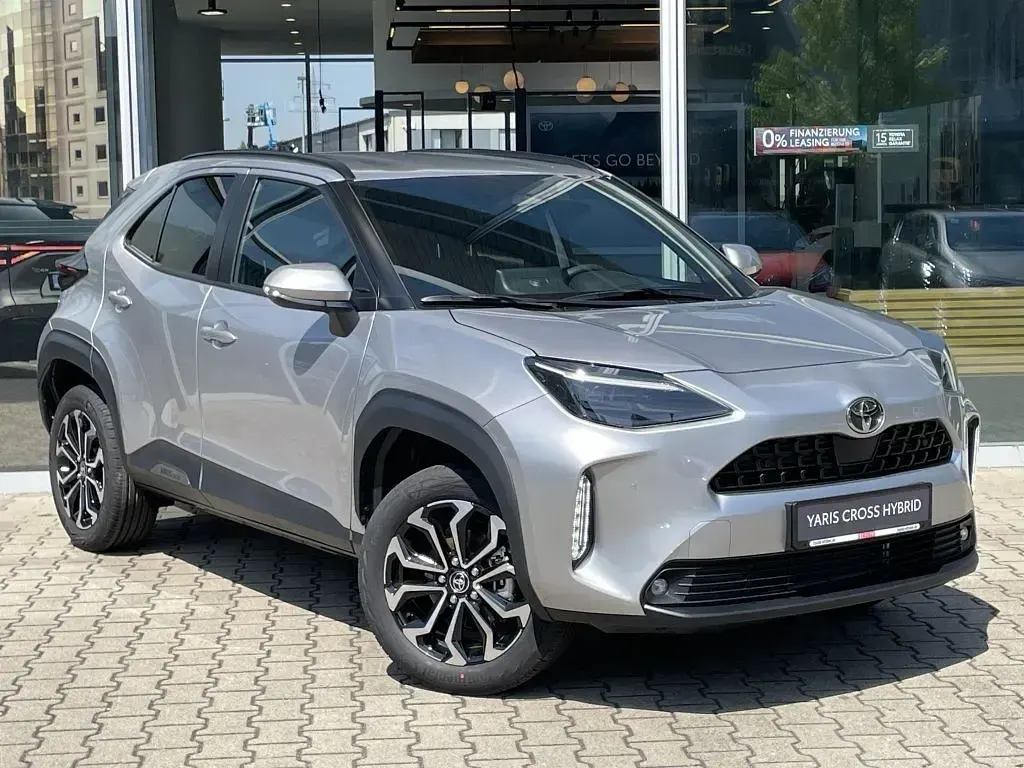 Neu Toyota Yaris Cross 131 PS (96 kW) 2026 Silber SUV