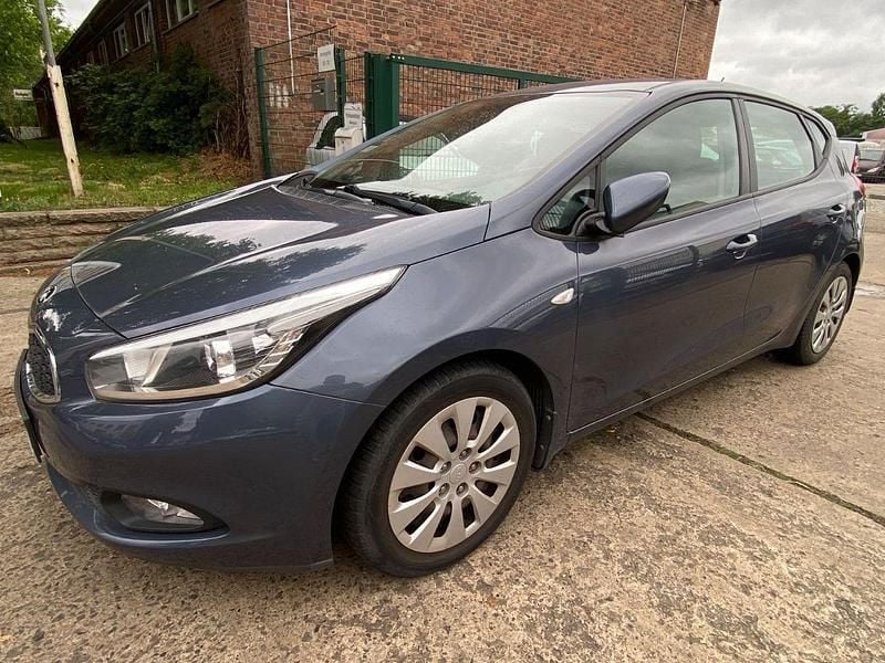 Grau Gebraucht 2014 Kia Ceed Limousine | 5.590 € (Fairer Preis) - Bild 1/4