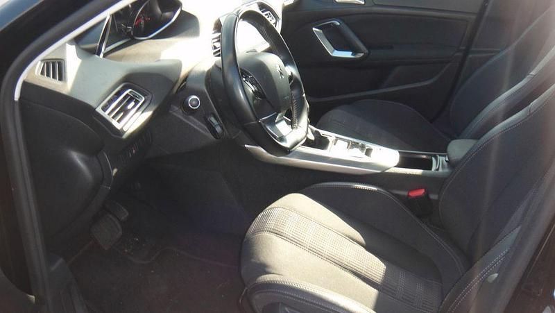 Gebraucht Peugeot 308 Allure 120 PS (88 kW) 2018 Schwarz Kombi