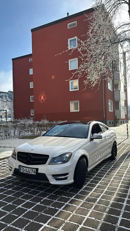 Weiß Gebraucht 2013 Mercedes C180 AMG Coupé | 12.000 € (Fairer Preis) - Bild 1/4