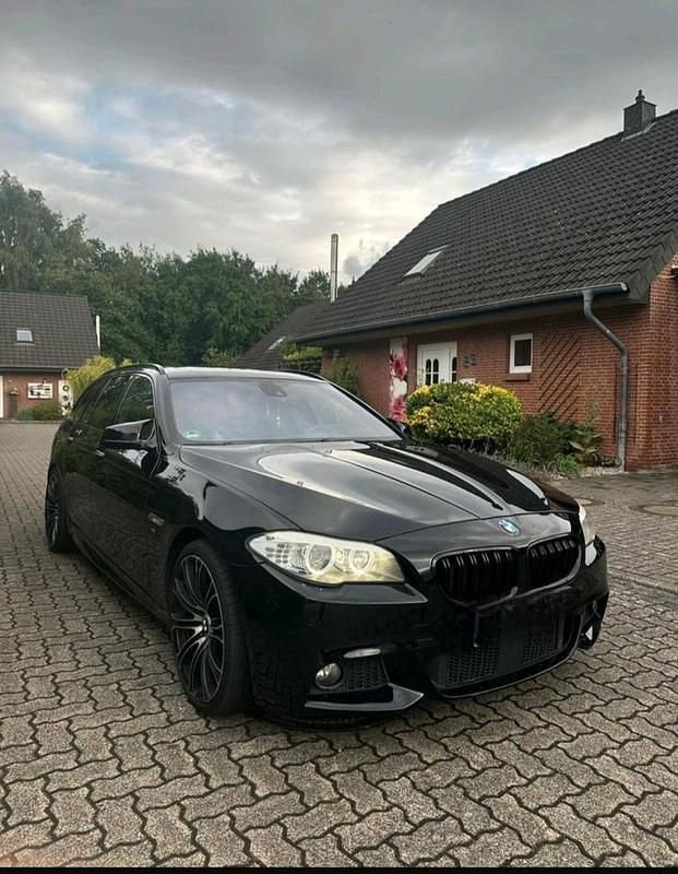 Schwarz Gebraucht 2011 BMW 525 Kombi | 16.100 € - Bild 1/4