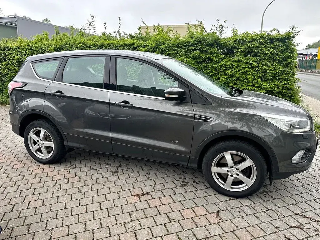 Usado Ford Kuga Titanium 182 HP (133 kW) 2017 SUV