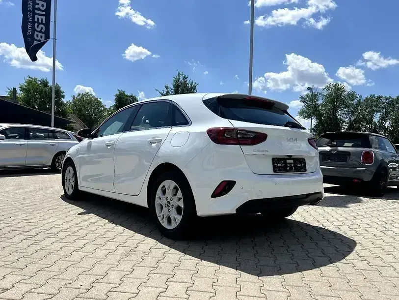 Gebraucht Kia Ceed Vision 99 PS (72 kW) 2024 Carraraweiß Kleinwagen
