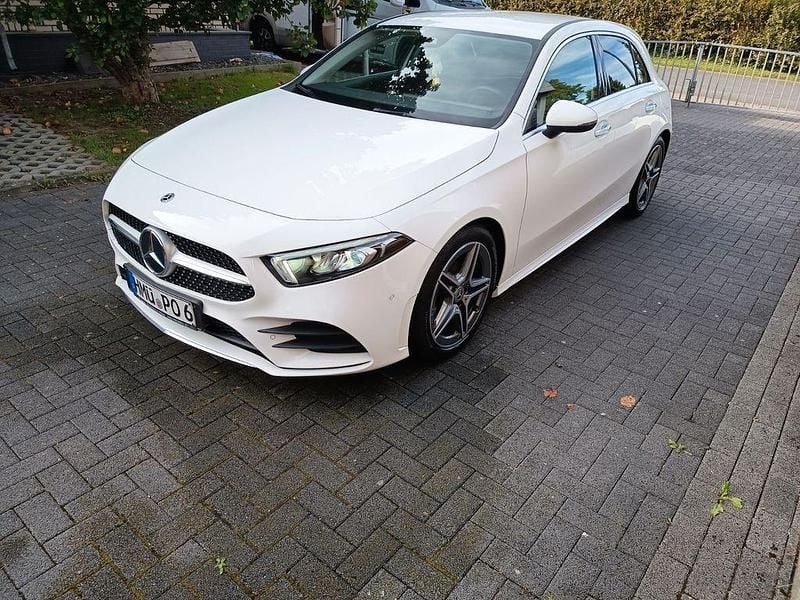 Weiß Gebraucht 2022 Mercedes A180 AMG line Limousine | 22.950 € (Superpreis) - Bild 1/4