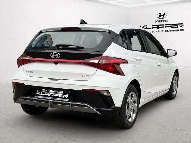 Neu Hyundai i20 Select 101 PS (74 kW) 2025 Atlas white / sol Limousine