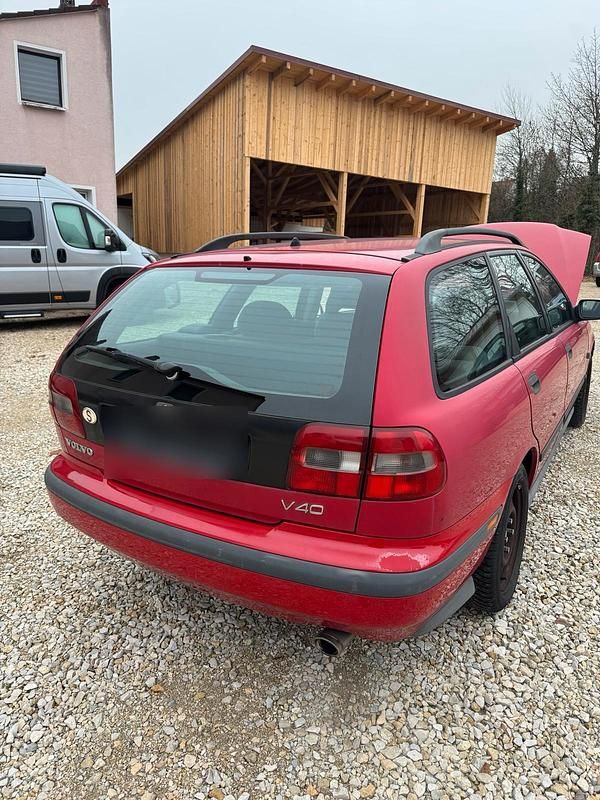 Gebraucht Volvo V40 115 PS (84 kW) 1997 Rot Kombi