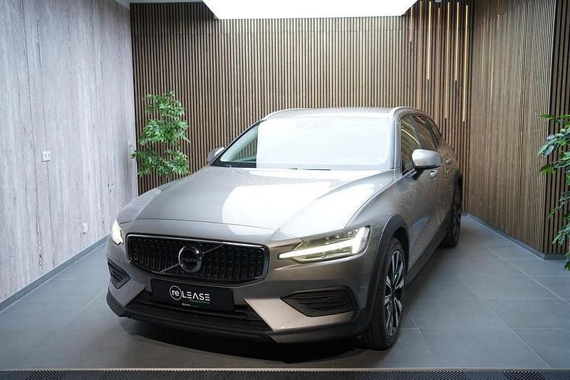 Grau Gebraucht 2020 Volvo V60 CC Kombi | 25.900 € (Guter Preis) - Bild 1/4