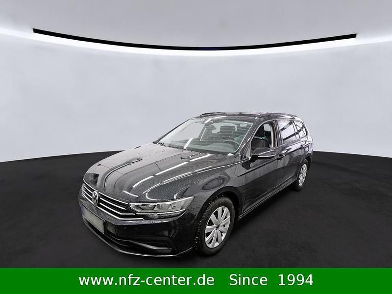 Gebraucht VW Passat Basis 122 PS (89 kW) 2022 Schwarz Kombi
