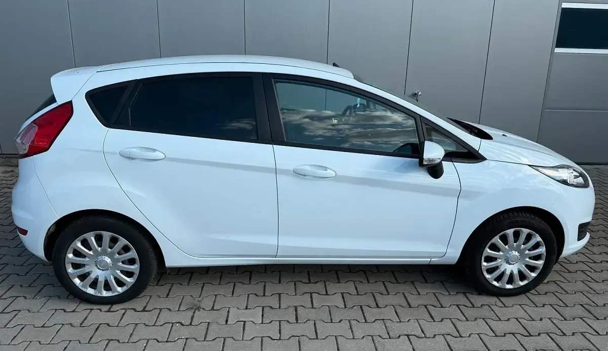 Gebraucht Ford Fiesta 80 PS (58 kW) 2013 Weiß Kleinwagen
