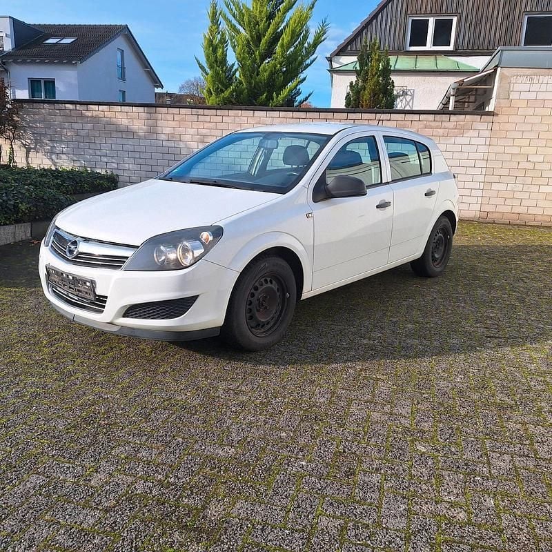 Weiß Gebraucht 2010 Opel Astra Limousine | 2.000 € (Guter Preis) - Bild 1/4