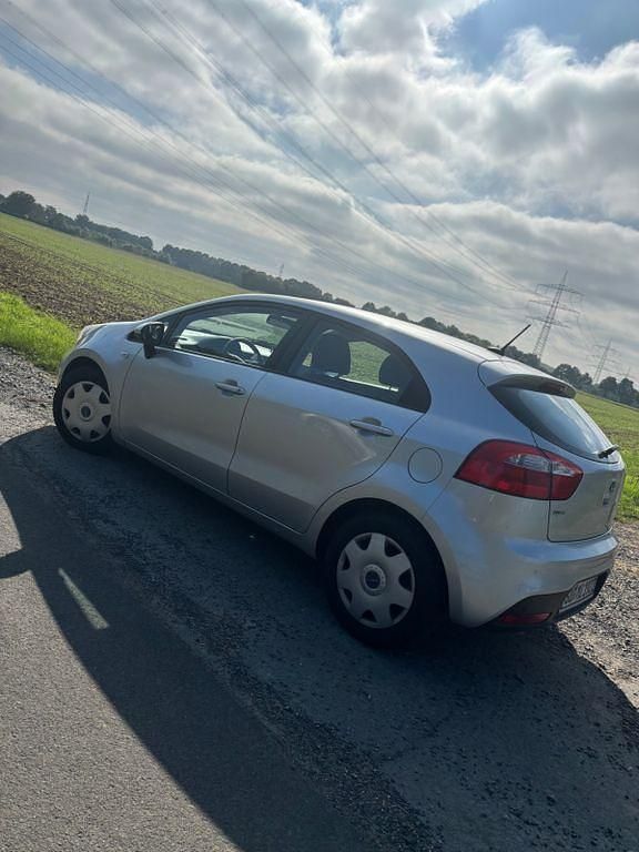 Silber Gebraucht 2013 Kia Rio Edition 7 Limousine | 3.800 € (Superpreis) - Bild 1/4