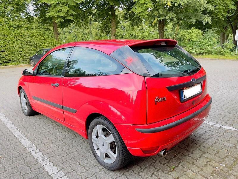 Gebraucht Ford Focus 100 PS (73 kW) 2002 Rot Kleinwagen