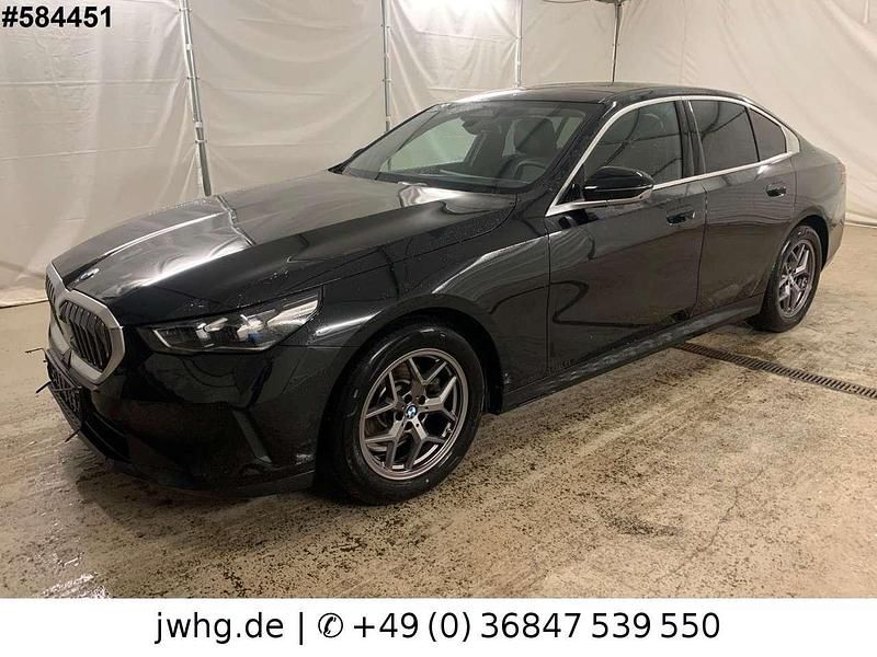 Black sapphire metallic (metallic) Gebraucht 2024 BMW 520 Limousine | 43.950 € (Superpreis) - Bild 1/4