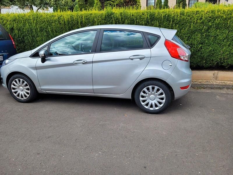 Silber Gebraucht 2014 Ford Fiesta Trend Kleinwagen | 5.999 € (Fairer Preis) - Bild 1/4