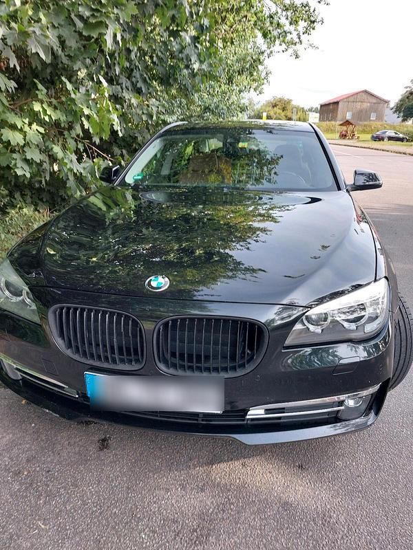 Schwarz Gebraucht 2012 BMW 740 Limousine | 16.950 € (Fairer Preis) - Bild 1/4