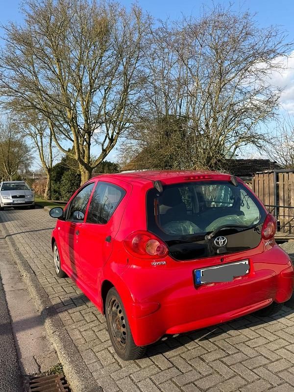 Gebraucht Toyota Aygo 68 PS (50 kW) 2009 Rot Kleinwagen