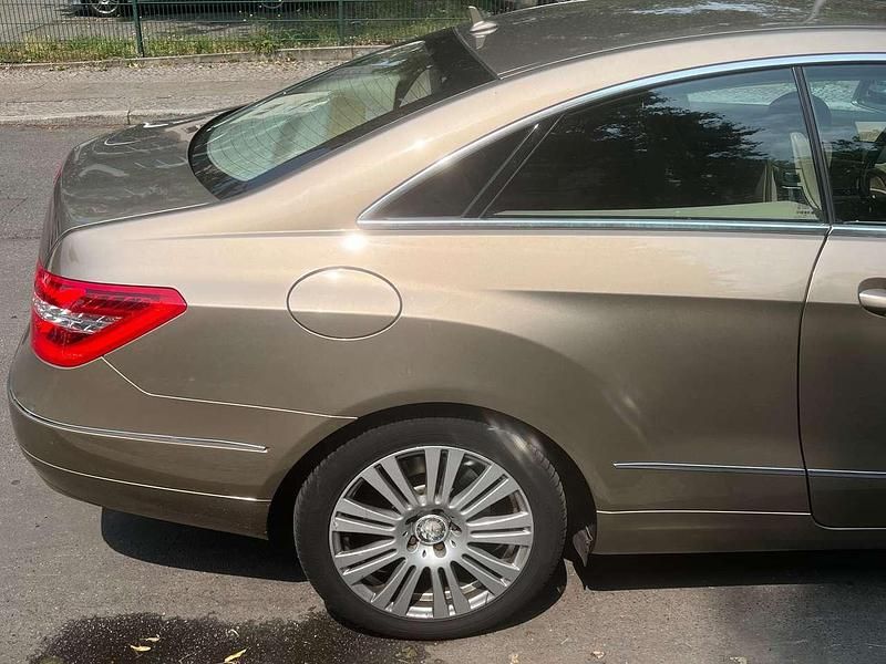 Gold Gebraucht 2010 Mercedes E250 Elegance Coupé | 13.049 € (Etwas zu teuer) - Bild 1/4