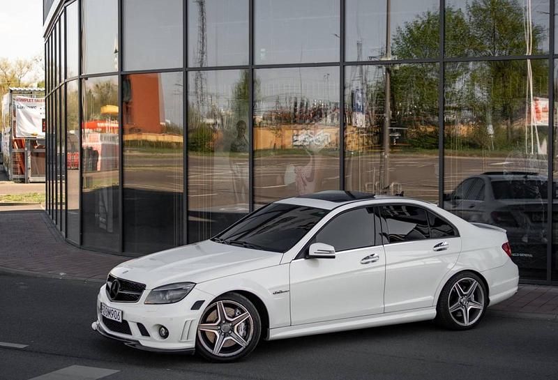 Weiß Gebraucht 2011 Mercedes C63 AMG AMG Limousine | 33.000 € - Bild 1/4