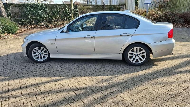 Gebraucht BMW 318 129 PS (94 kW) 2007 Titansilber metallic Limousine