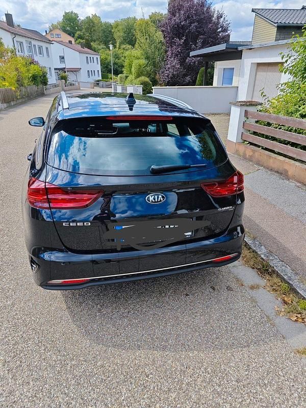 Schwarz Gebraucht 2021 Kia Ceed Kombi | 19.500 € (Superpreis) - Bild 1/4