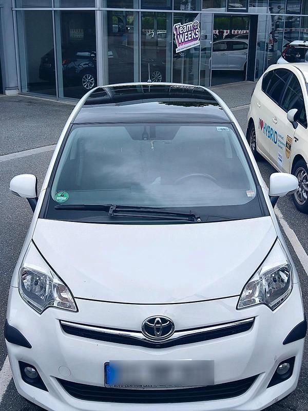 Weiß Gebraucht 2010 Toyota Verso-S Club Van / Kleinbus | 7.900 € (Fairer Preis) - Bild 1/4