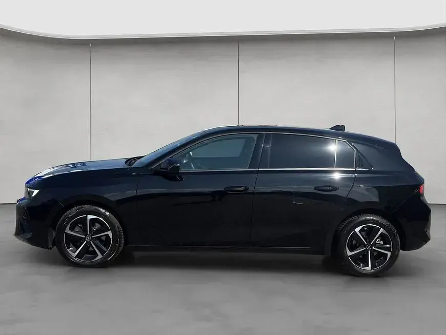 Gebraucht Opel Astra 131 PS (96 kW) 2025 Schwarz Kleinwagen