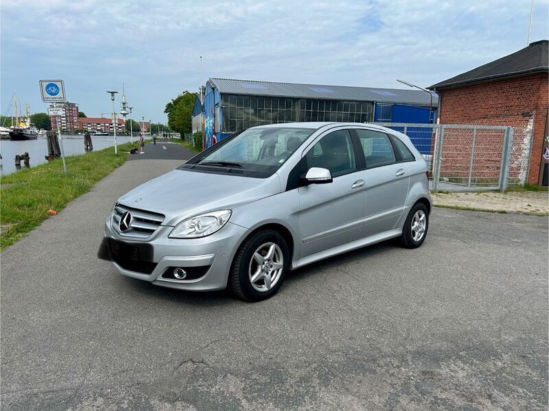 Silber Gebraucht 2010 Mercedes B180 Van / Kleinbus | 7.800 € (Fairer Preis) - Bild 1/4