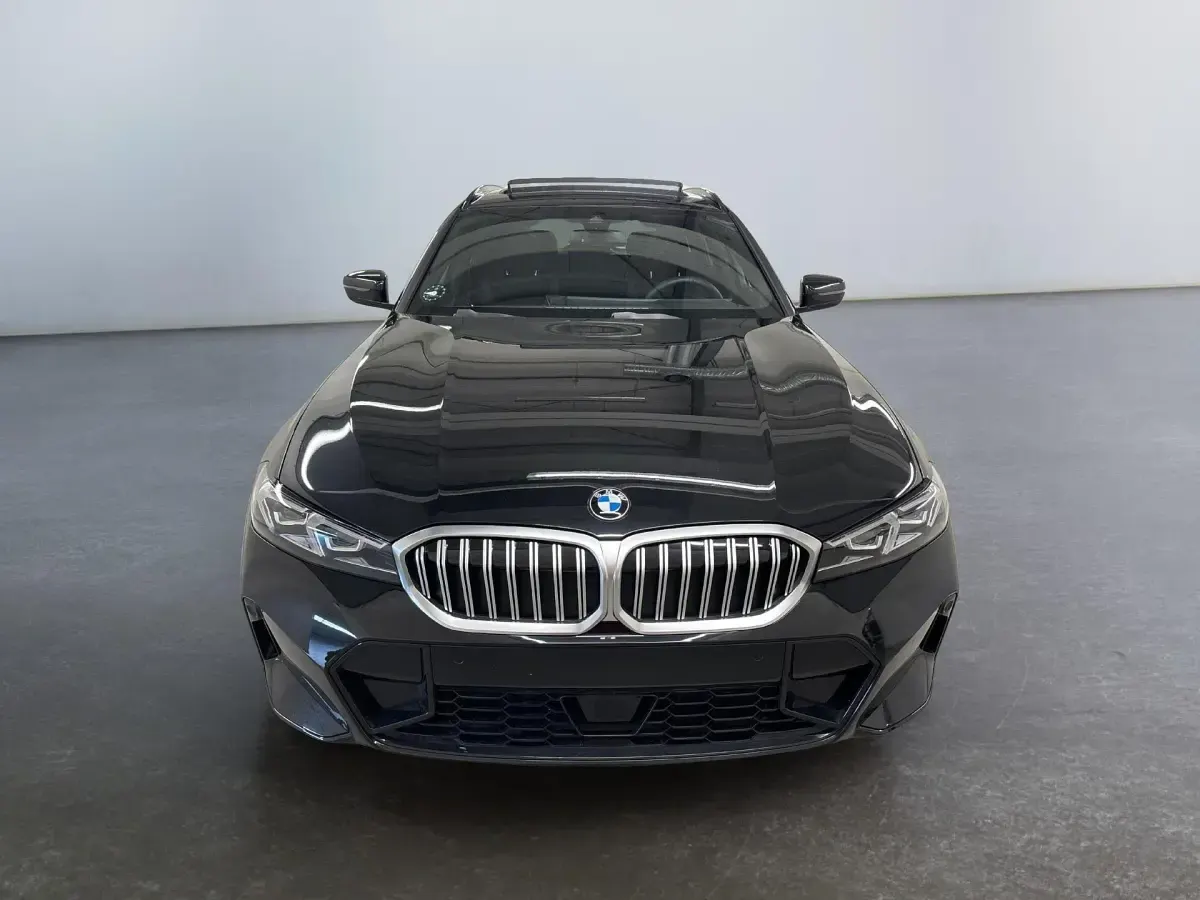 Gebraucht BMW 330 M Sport 245 PS (180 kW) 2025 475  black sapphire metallic Kombi
