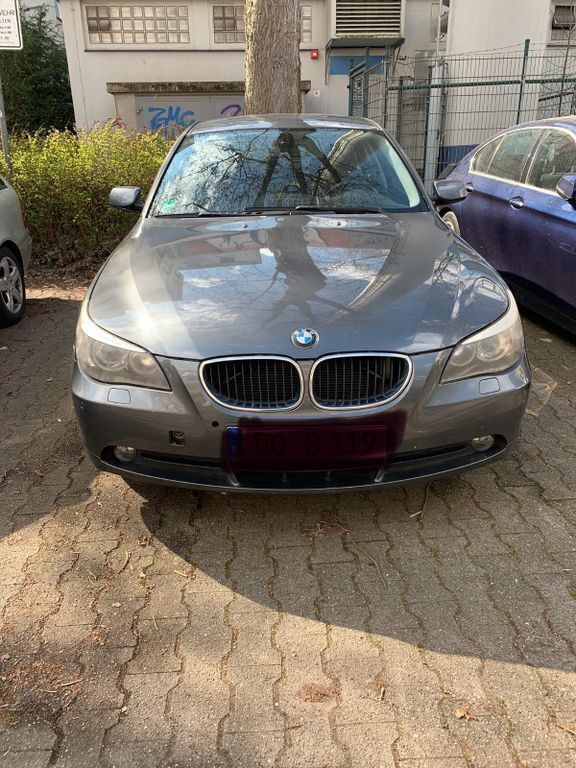 Grau Gebraucht 2005 BMW 523 Limousine | 2.500 € (Superpreis) - Bild 1/4